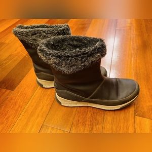 Chaco Womens Leather Winter Boots